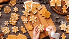 Cách làm bánh quy gừng thơm ngon đón Giáng sinh ấm áp