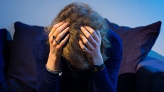 Nghiên cứu cho thấy đau đầu cụm xảy ra nghiêm trọng hơn ở nữ giới