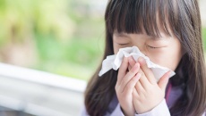 Trẻ bị sổ mũi trong mùa lạnh, phải làm sao để cải thiện?