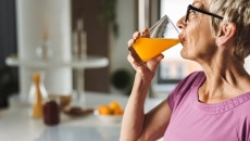 5 thói quen uống nước giúp giảm mỡ nội tạng sau tuổi 50