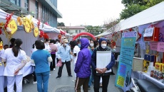 Ấm lòng 'Chợ Tết yêu thương' đặc biệt tại Bệnh viện Bạch Mai
