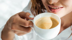 Cách ngăn cà phê làm ố vàng răng