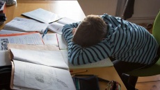 Người trẻ thiếu ngủ tăng nguy cơ mắc bệnh đa xơ cứng