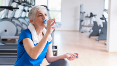 Uống nước trong khi tập luyện có an toàn?