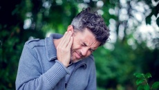 Ù tai đau đầu: Nguyên nhân và biện pháp cải thiện 