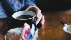 Uống cà phê khi bụng đói có làm hỏng dạ dày?