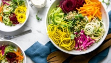 'Tô màu' cho mâm cơm gia đình với salad cầu vồng