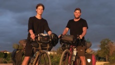 Cặp đôi đạp xe 15.000km từ Phần Lan tới Singapore