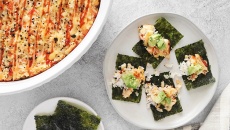 Cơm cá hồi bỏ lò: Cách thưởng thức 'sushi' khác lạ