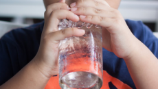 Trẻ uống nước đá có hại không?