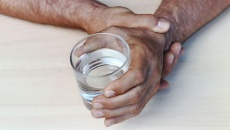 Run tay mỗi khi ăn cơm, cầm cốc nước là bị làm sao?