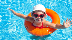 Lưu ý giúp trẻ an toàn khi bơi ngày nắng