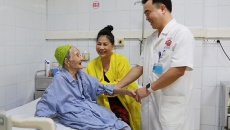 Quảng Ninh: Thay khớp háng nhân tạo thành công cho cụ bà 107 tuổi