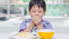 Trẻ bị nóng trong người ăn gì cho mát?