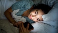 Tại sao dùng mạng xã hội khiến bạn ngủ muộn?