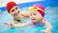Mùa Hè cẩn trọng viêm tai giữa khi cho trẻ đi bơi