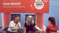 Đại biện lâm thời Mỹ tại Việt Nam tham gia hiến máu tình nguyện