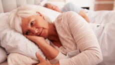 Vì sao ngủ ít hơn khi về già và cách để ngủ ngon