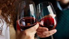 Tại sao rượu vang đỏ giúp tăng cường ham muốn tình dục?