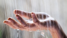 Cách tắm an toàn để bảo vệ sức khỏe trong mùa Hè 