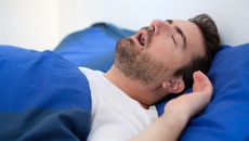 Nguyên nhân nào khiến bạn thở bằng miệng khi ngủ?