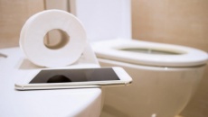 Dùng điện thoại khi đi vệ sinh: Tác hại nguy hiểm tới sức khỏe