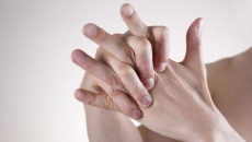 Tác hại của thói quen bẻ khớp ngón tay