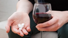 Vì sao không nên uống rượu khi đang dùng kháng sinh?