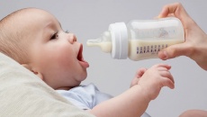 Bình sữa cho bé: Nên chọn bình nhựa hay thủy tinh?