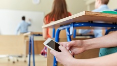 UNESCO kêu gọi toàn cầu cấm học sinh dùng điện thoại ở trường