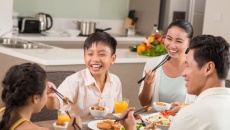 6 điều nên tránh khi rèn thói quen ăn uống cho trẻ