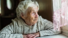 người cao tuổi có thể gặp nguy hiểm vì sống một mình