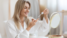 Loại serum nào giúp da mịn màng, săn chắc cho phụ nữ ngoài 40?