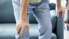 Người bệnh Parkinson bị nhức mỏi cơ bắp, đau chân phải làm sao?