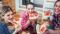 Trẻ vị thành niên ăn nhiều đồ ăn nhanh làm tăng nguy cơ ung thư vú