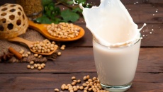 Sữa đậu nành có ưu điểm nổi bật gì so với các loại sữa hạt khác?