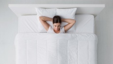 Làm sao tập cho mình thói quen nằm ngửa khi ngủ?