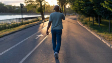 7 lợi ích sức khỏe khi đi bộ lùi