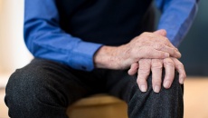 Bị run chân trái sau tai biến có phải bệnh Parkinson không?