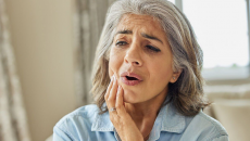 Mãn kinh ảnh hưởng đến sức khỏe răng miệng thế nào?
