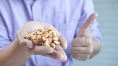 Ăn hạt thường xuyên giúp nam giới cải thiện khả năng sinh sản