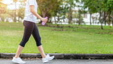 Lợi ích từ tiêu hóa đến tim mạch khi đi bộ sau ăn