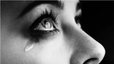 Nghiên cứu cho thấy nước mắt phụ nữ có thể làm nam giới bớt hung hăng