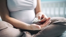 nghiên cứu cảnh báo nguy cơ khi uống acetaminophen trong thai kỳ