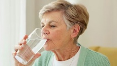 Bác sĩ chỉ ra 3 lý do nên uống nước ấm khi bụng đói