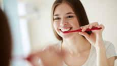 Làm trắng răng với một vài nguyên liệu quen thuộc tại nhà