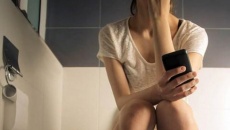 Lý do bạn nên ngừng dùng điện thoại khi đi vệ sinh