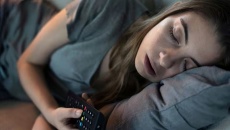 Ngủ quên trước màn hình điện tử có thể gây hại cho tim