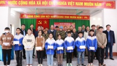 Ban Liên lạc Cựu học sinh miền Nam thăm, tặng quà gia đình chính sách, học sinh hiếu học