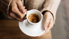 Có nên uống cà phê ngay khi thức dậy? 